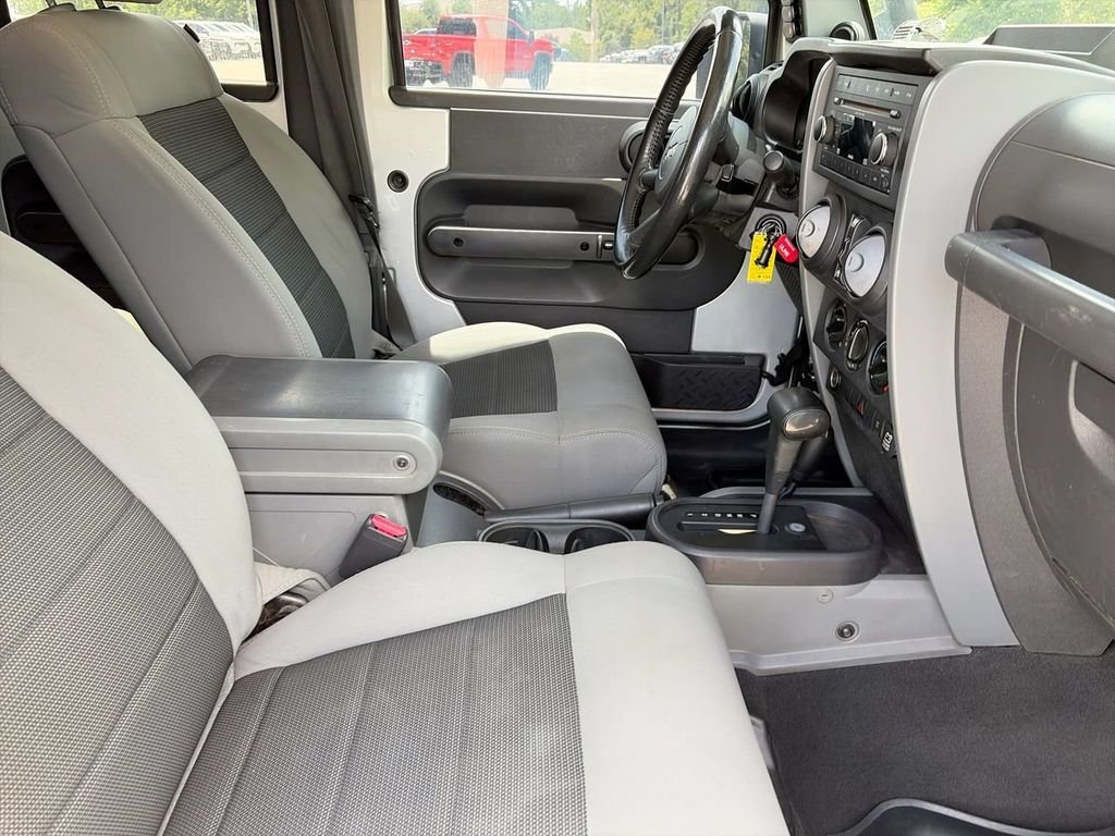 Used 2008 Silver Jeep Unlimited X image 7
