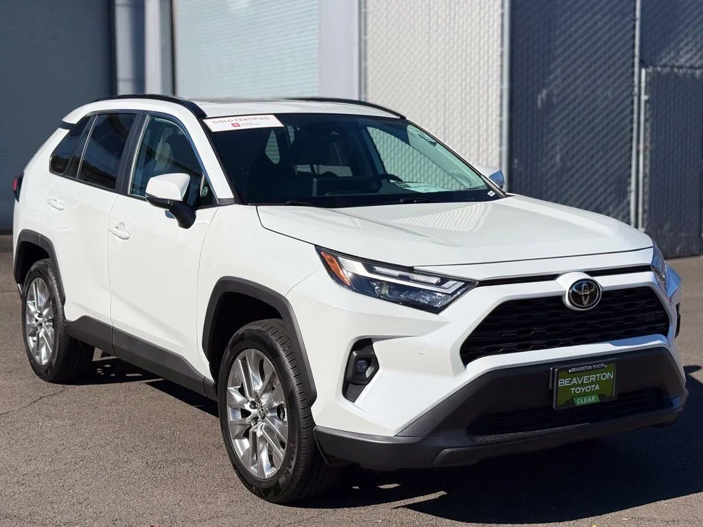 Used 2025 Pearl Toyota XLE Premium image 7