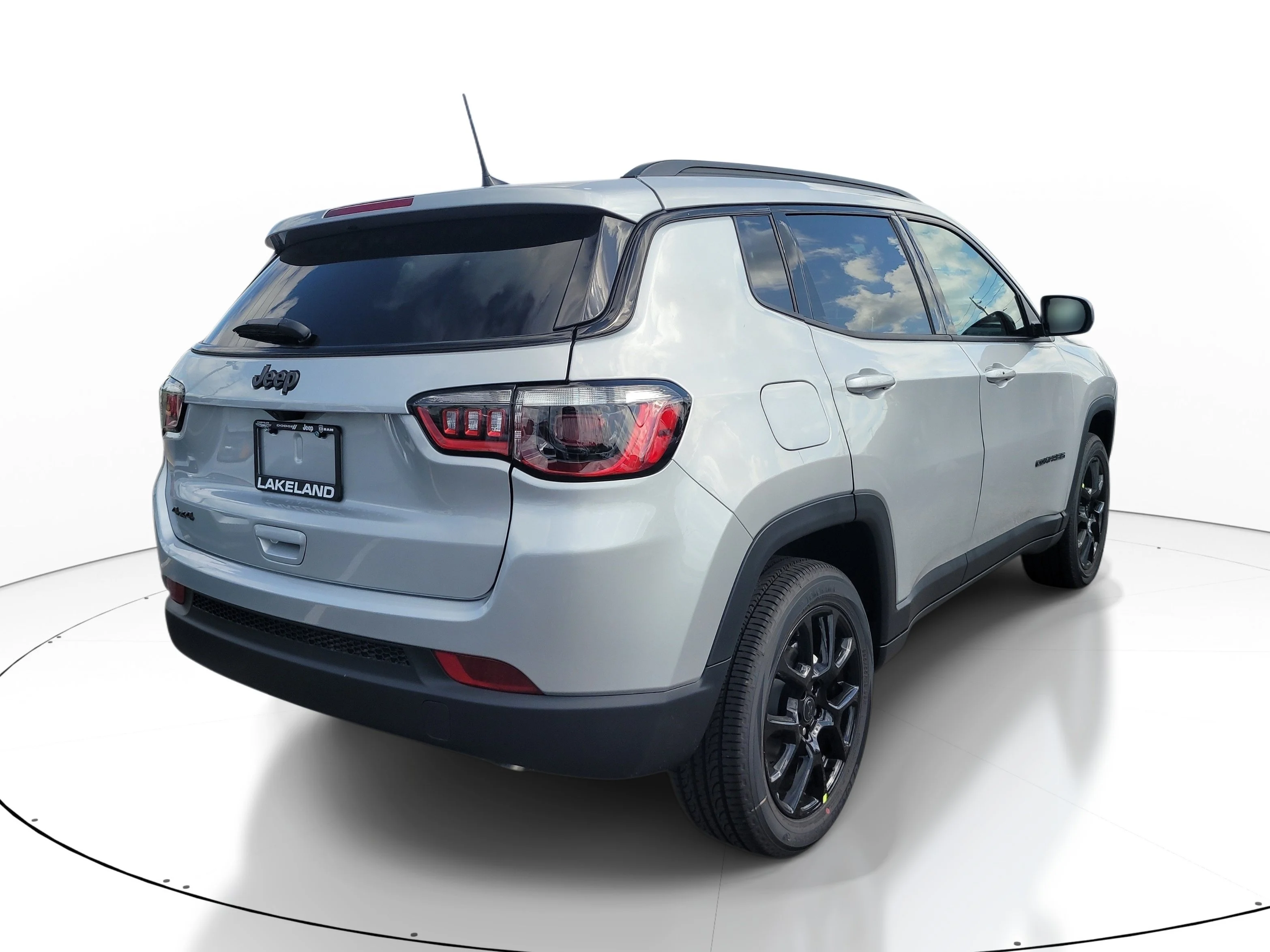 New 2026 Silver Zynith Metallic Clearcoat Jeep Latitude image 6