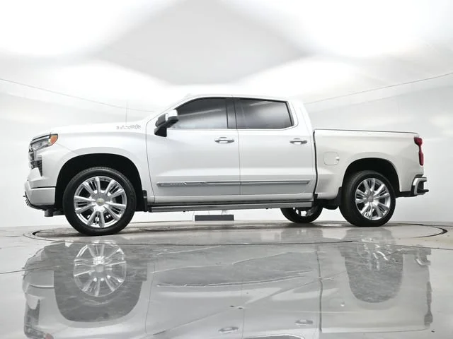 Used 2025 Iridescent Pearl Tricoat Chevrolet High Country image 32