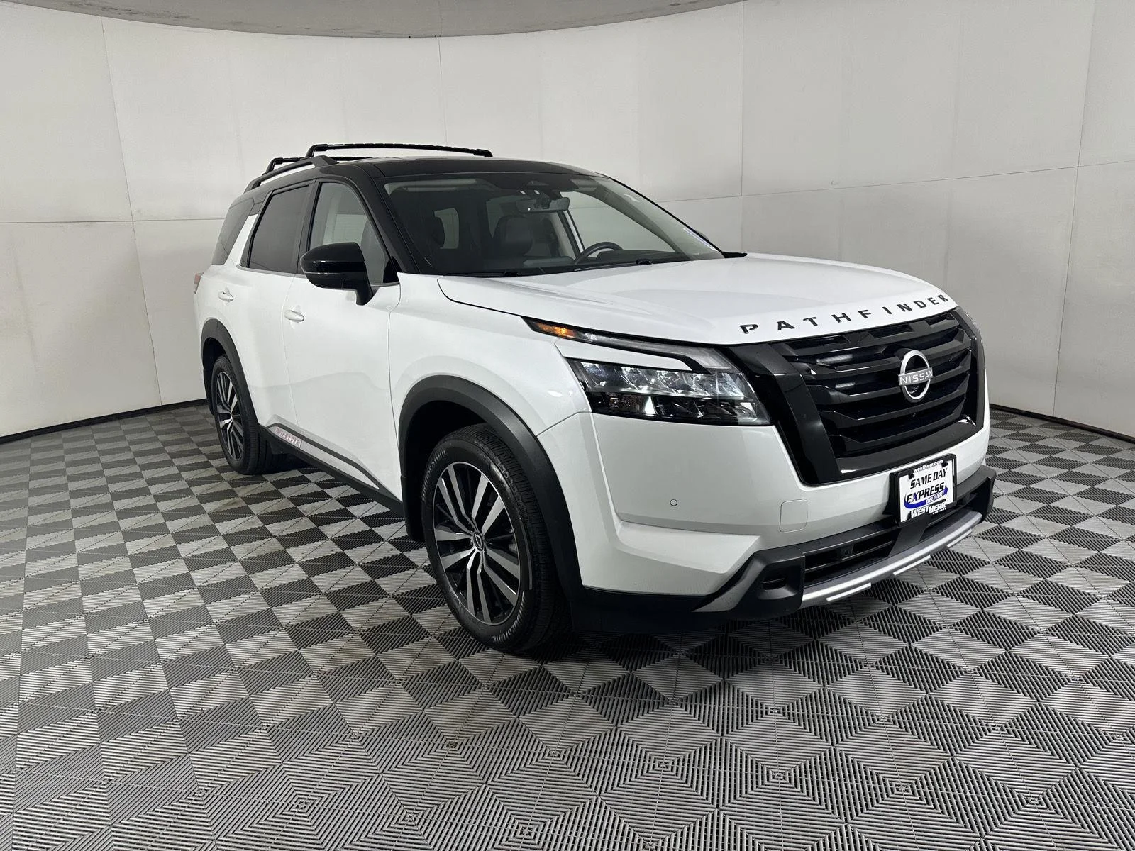 Used 2025 Everest White Pearl Tricoat/Super Black Nissan Platinum image 14
