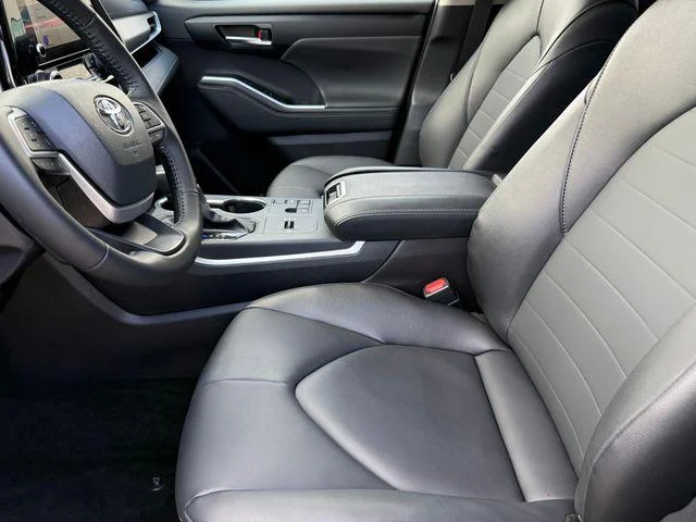 Certified Used 2025  Toyota XLE image 40