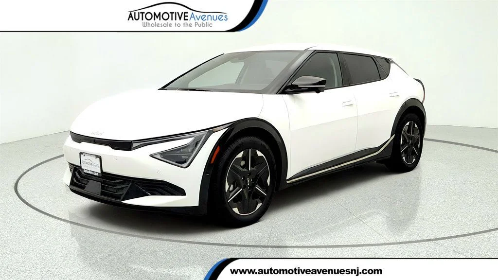 Used 2025 Glacier White Pearl Kia Wind AWD image 1