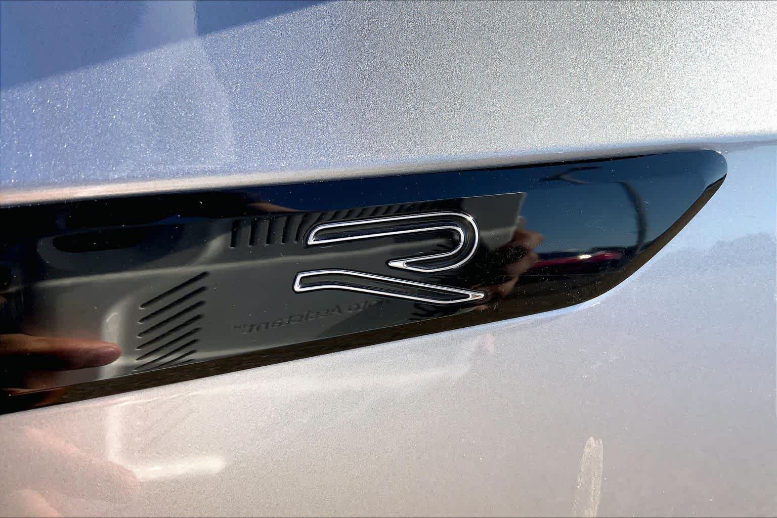 Used 2021 Pyrite Silver Metallic Volkswagen SEL R-Line image 10
