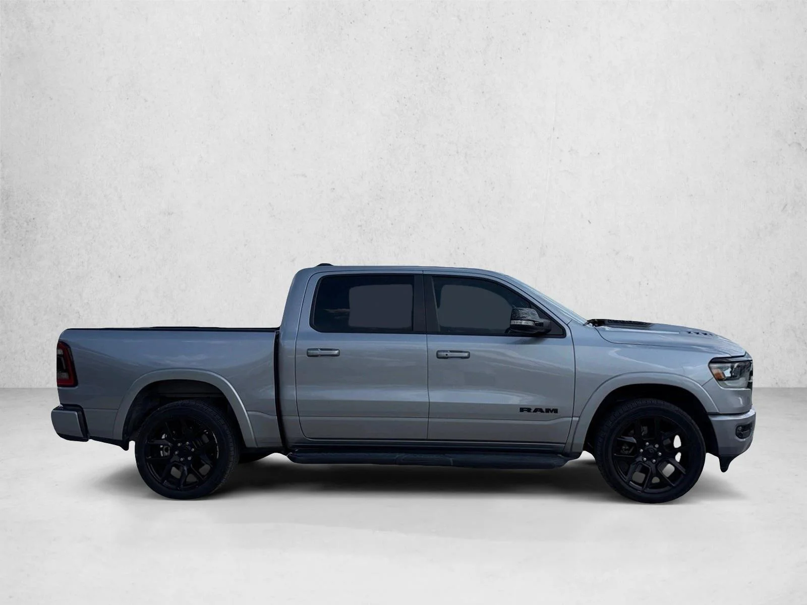 Used 2022 Billet Silver Metallic Clearcoat RAM Laramie image 4
