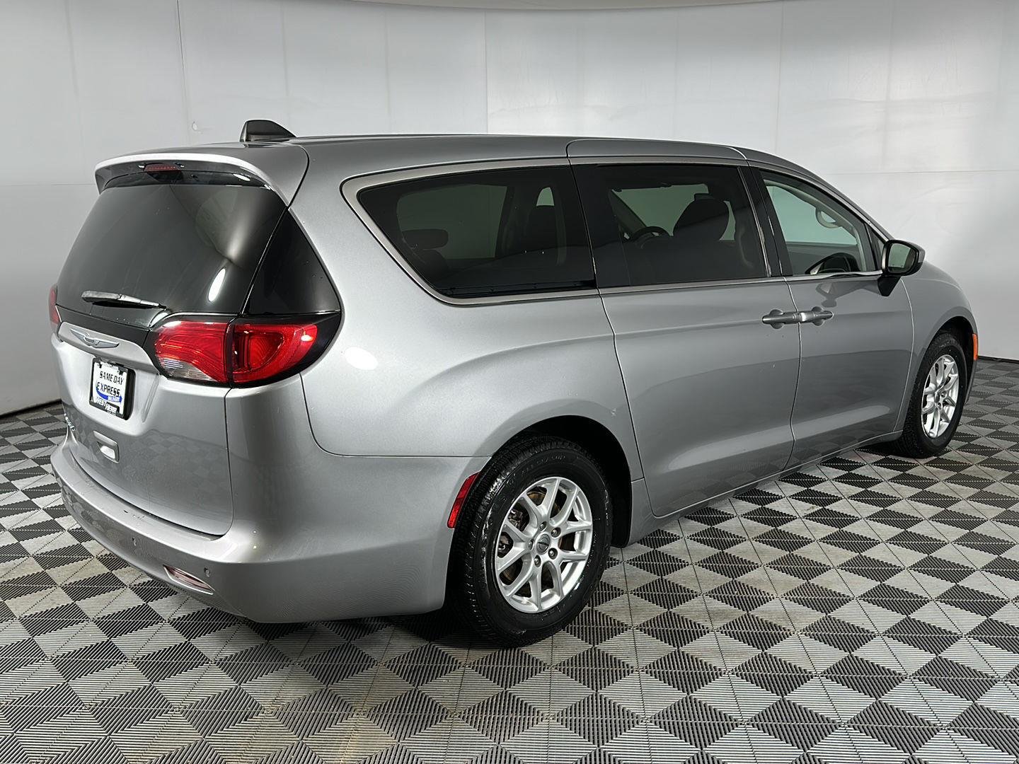 Used 2021 Billet Silver Metallic Clearcoat Chrysler LX image 24