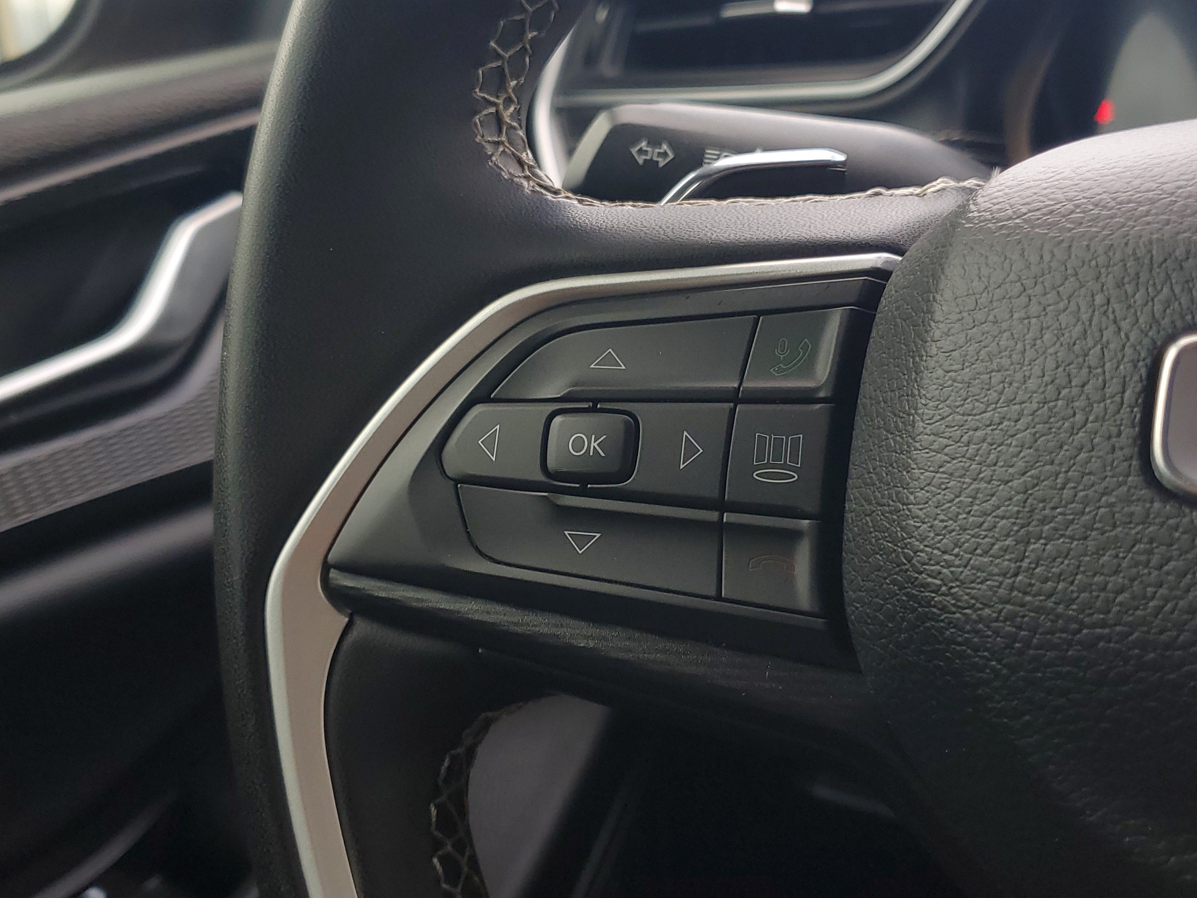 Used 2023 Velvet Red Pearlcoat Jeep Laredo image 24