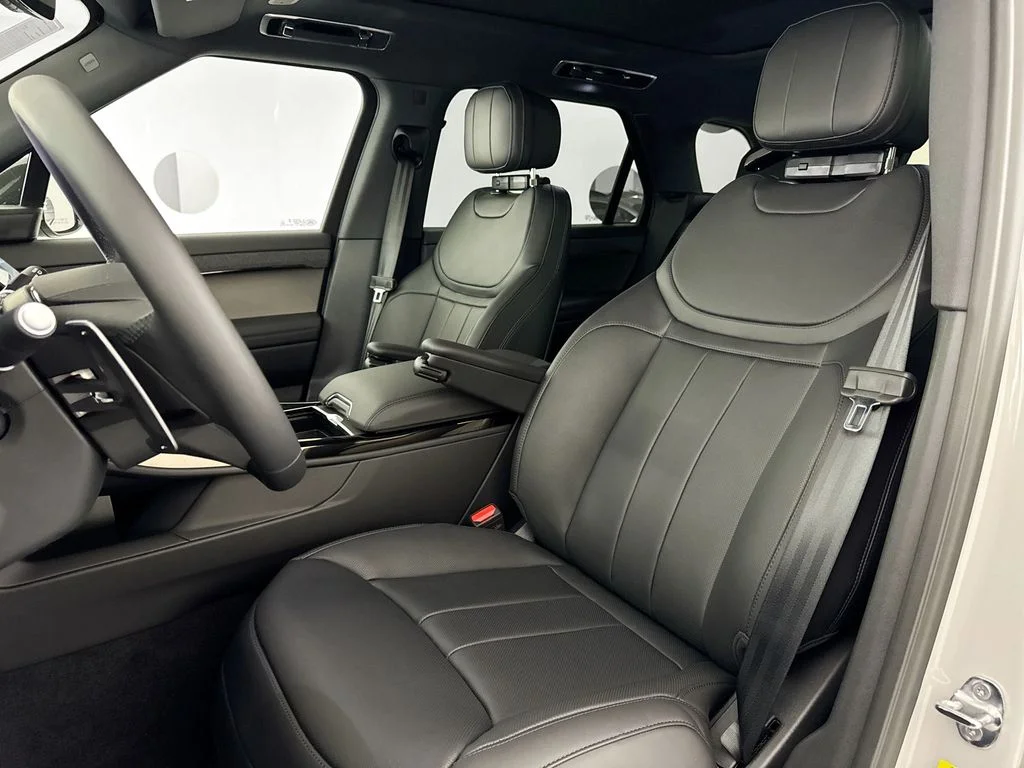 New 2026 Borasco Grey Land Rover SE image 21