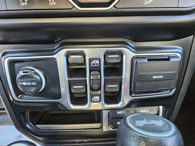 Used 2020 Silver Jeep Unlimited Sahara image 29