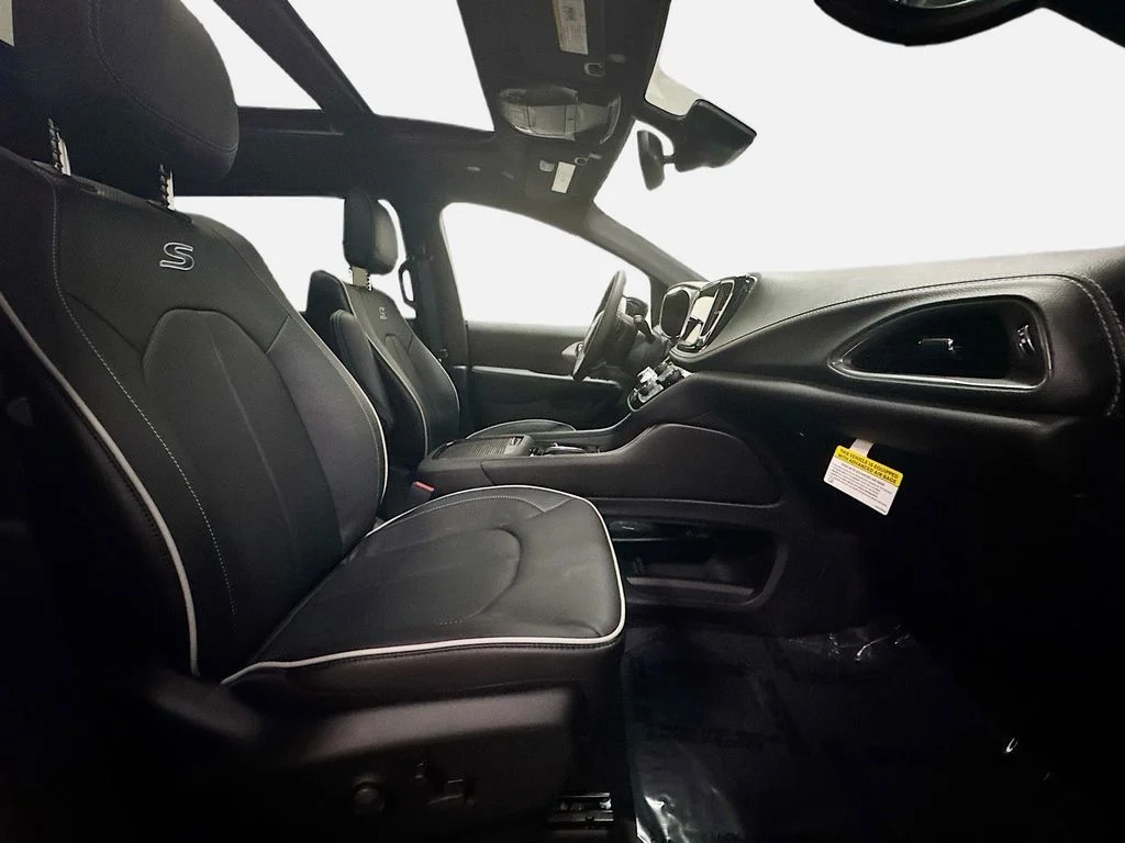2026 Chrysler Pacifica Limited - Photo 9