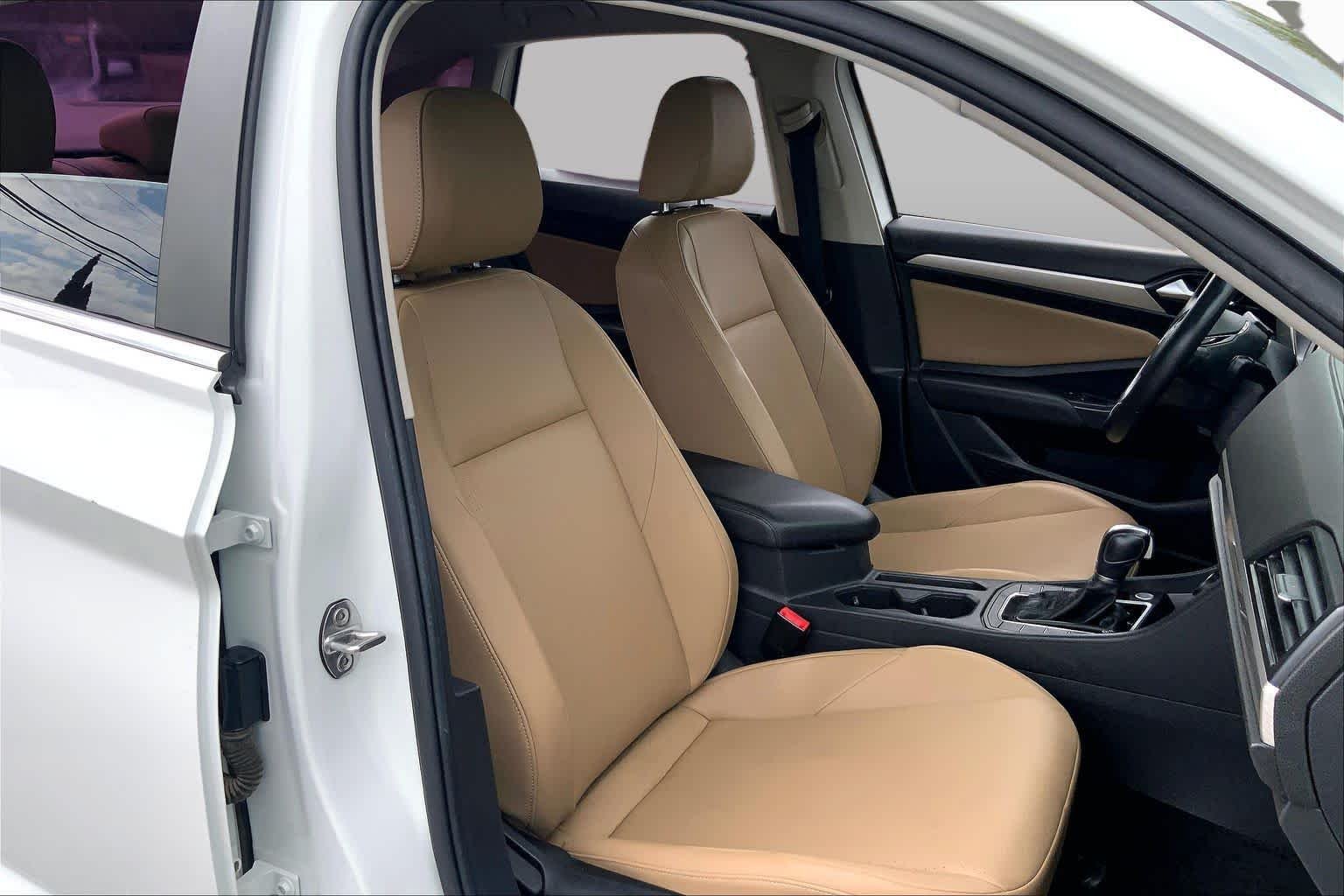 Used 2019 Pure White Volkswagen SE image 7