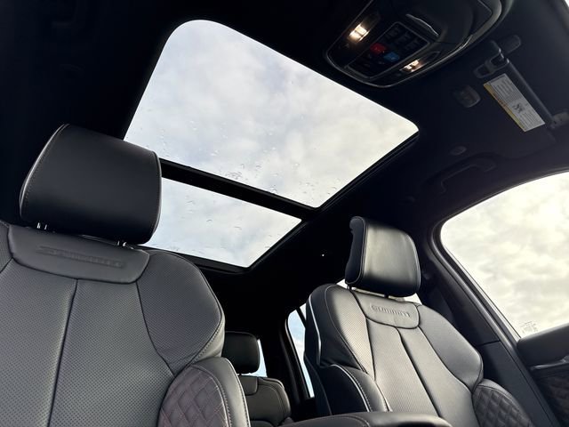 New 2025 Diamond Black Crystal Pearl-Coat Exterior Paint Jeep Summit image 35