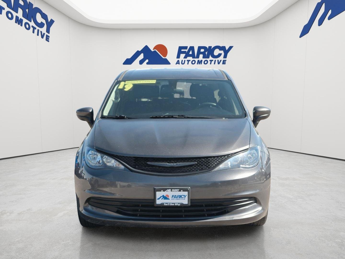 Used 2019 Granite Crystal Metallic Clearcoat Chrysler L image 12