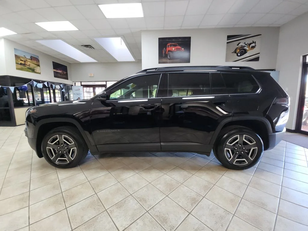 New 2026 Diamond Black Crystal Pearl-Coat Exterior Paint Jeep Limited image 5