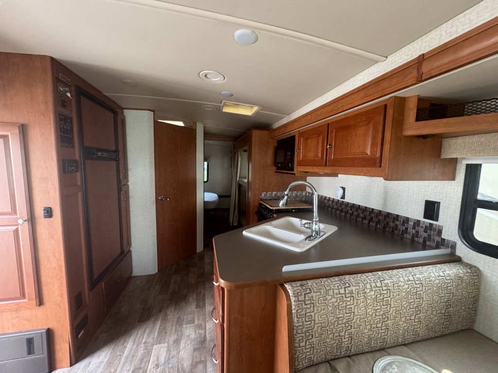 Used 2017  Winnebago 31BE image 4