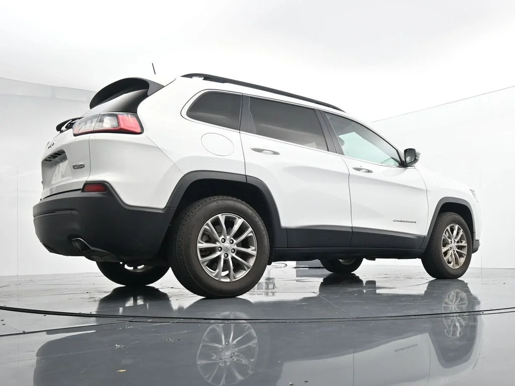 Used 2022 White Jeep Latitude Lux image 22