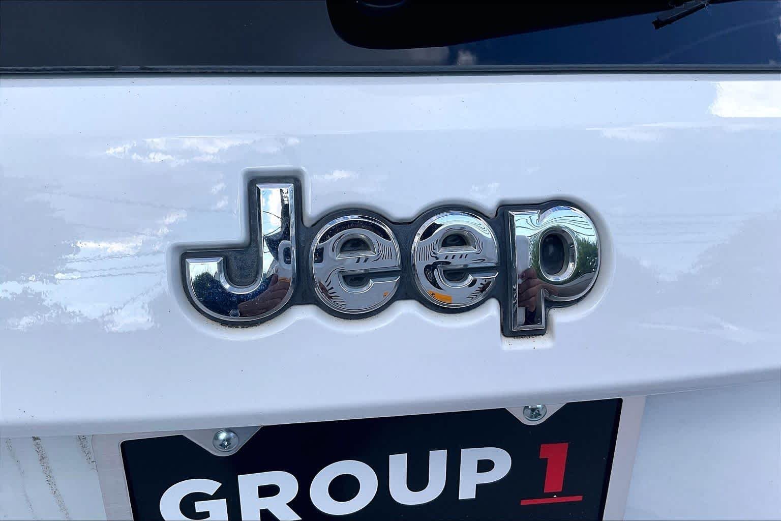 Used 2014 Bright White Clearcoat Jeep Laredo image 9