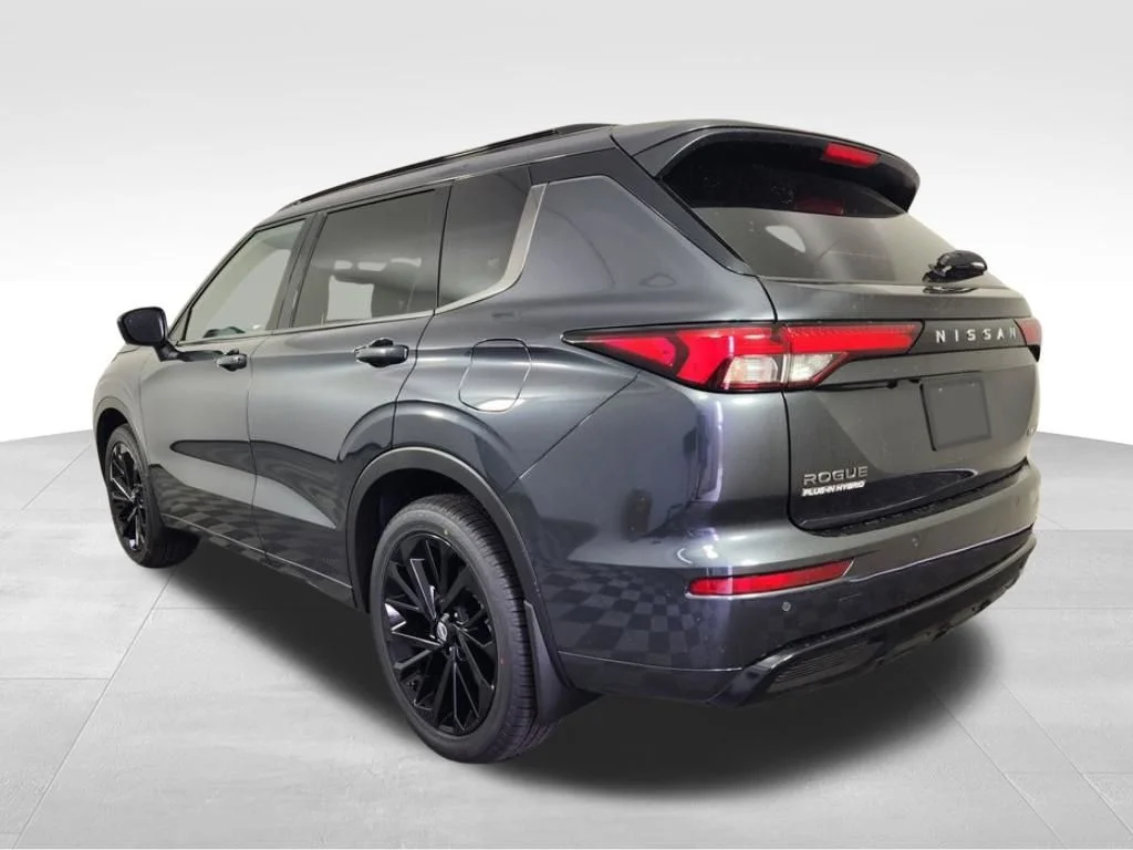 New 2026 Gray Nissan Platinum image 3
