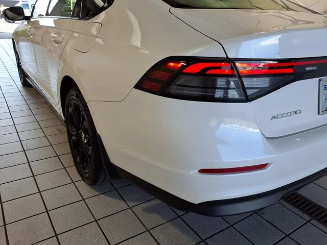Certified Used 2025 Platinum White Pearl Honda SE image 20