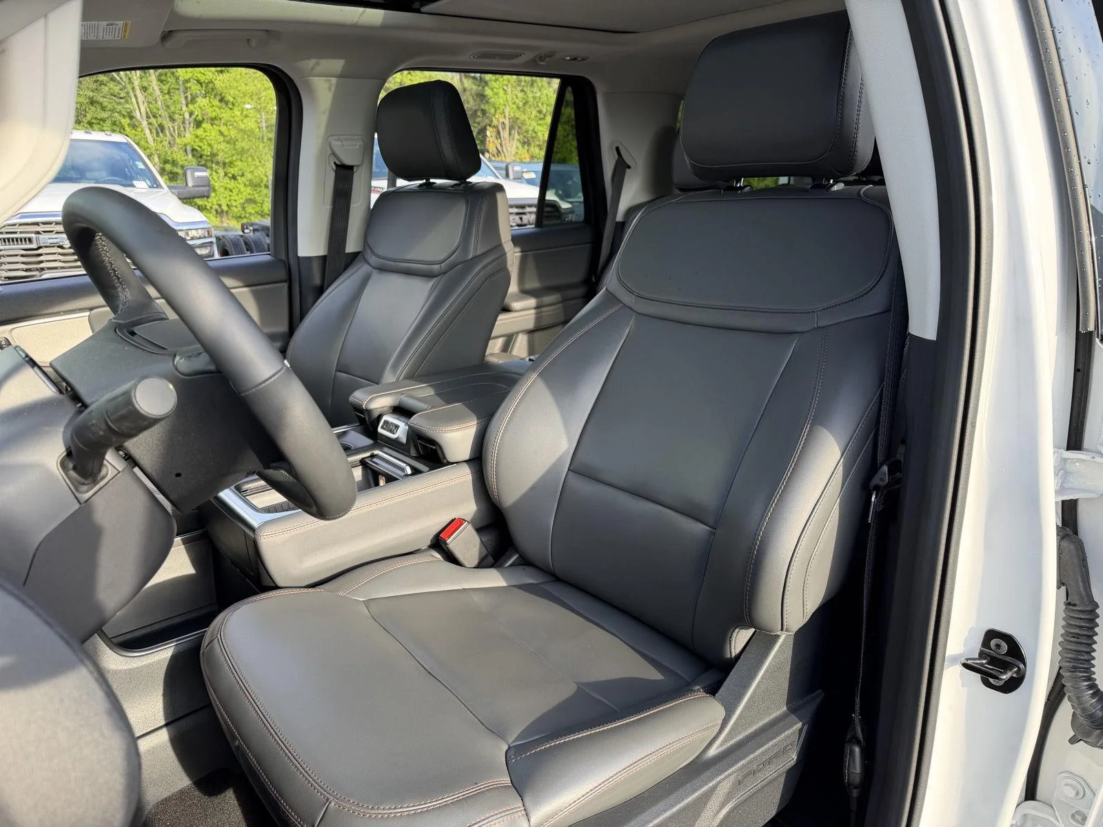 Used 2025 Oxford White Ford Active image 17