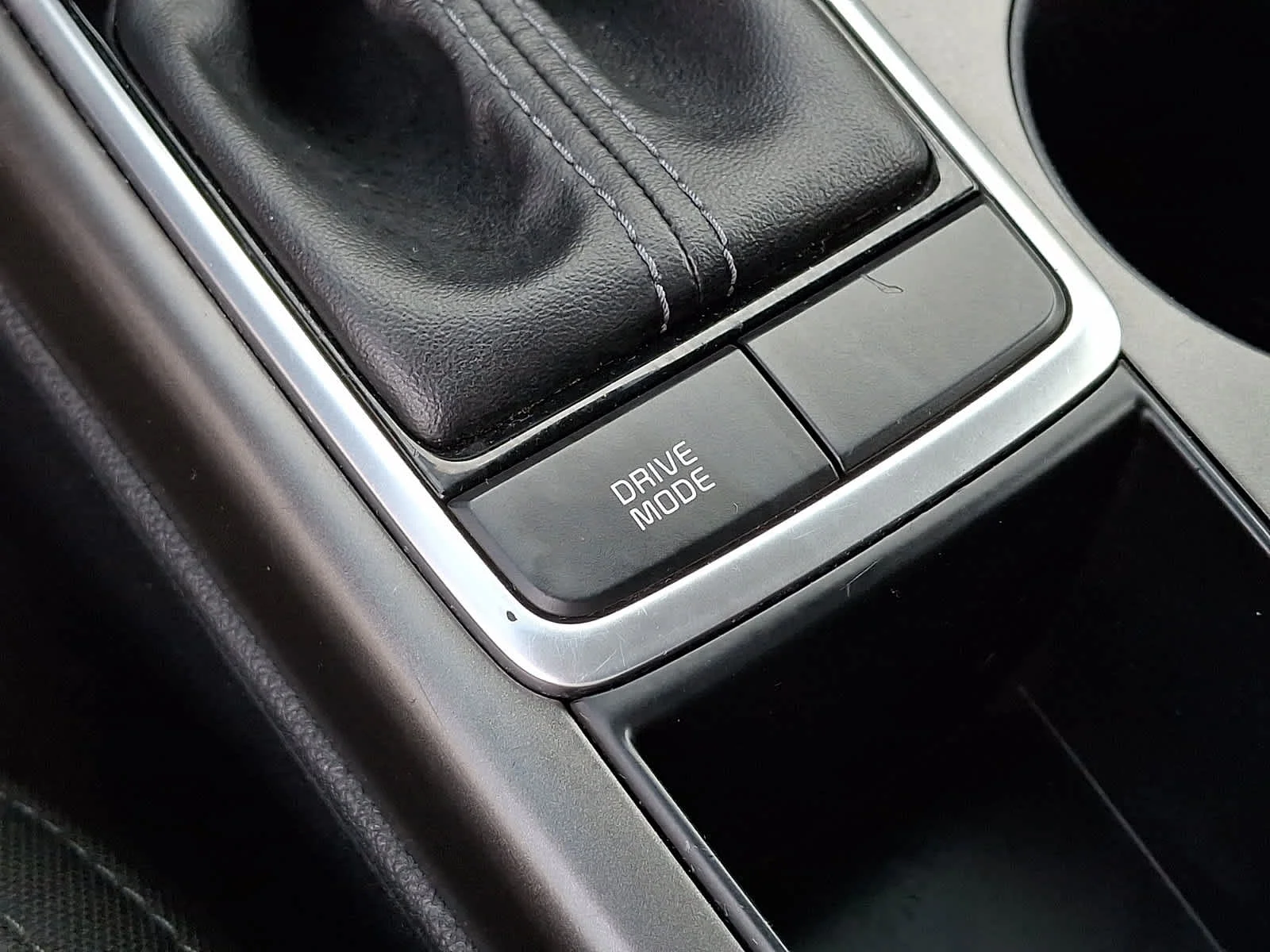 Used 2019 Snow White Pearl Kia LX image 24