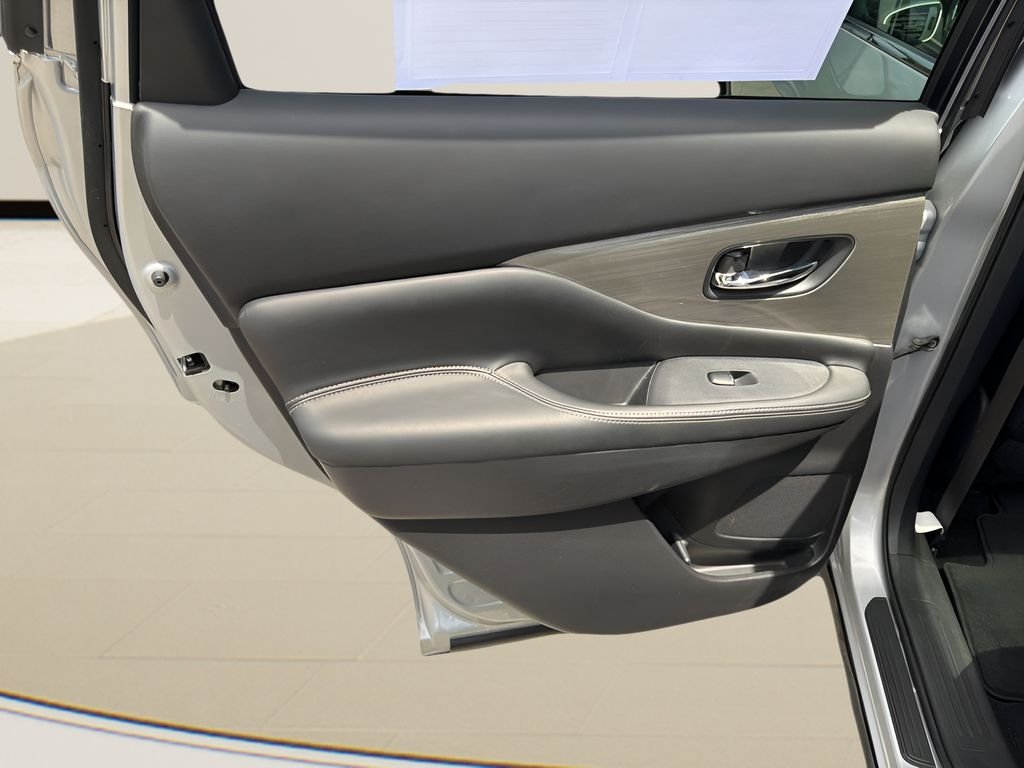 Used 2018 Brilliant Silver Metallic Nissan SL image 19