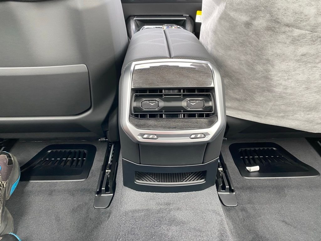 2026 BMW 7 Series 750e - Photo 11