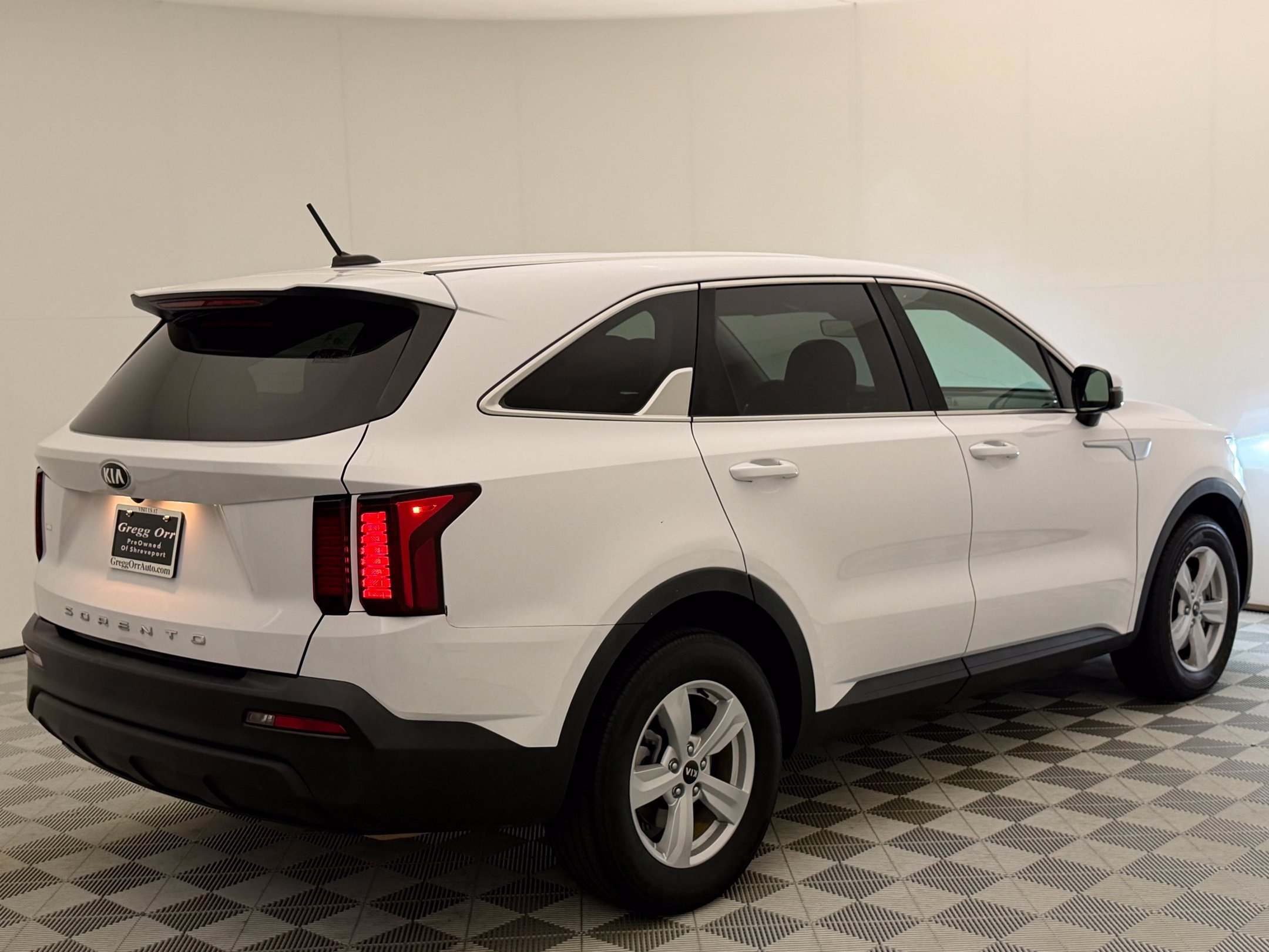 Used 2021 Glacial White Pearl Kia LX image 10