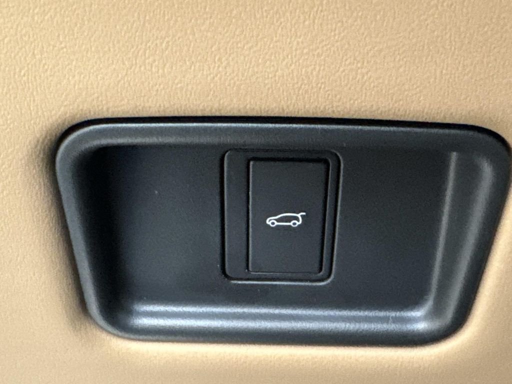 New 2026 Icy White Land Rover SE image 30