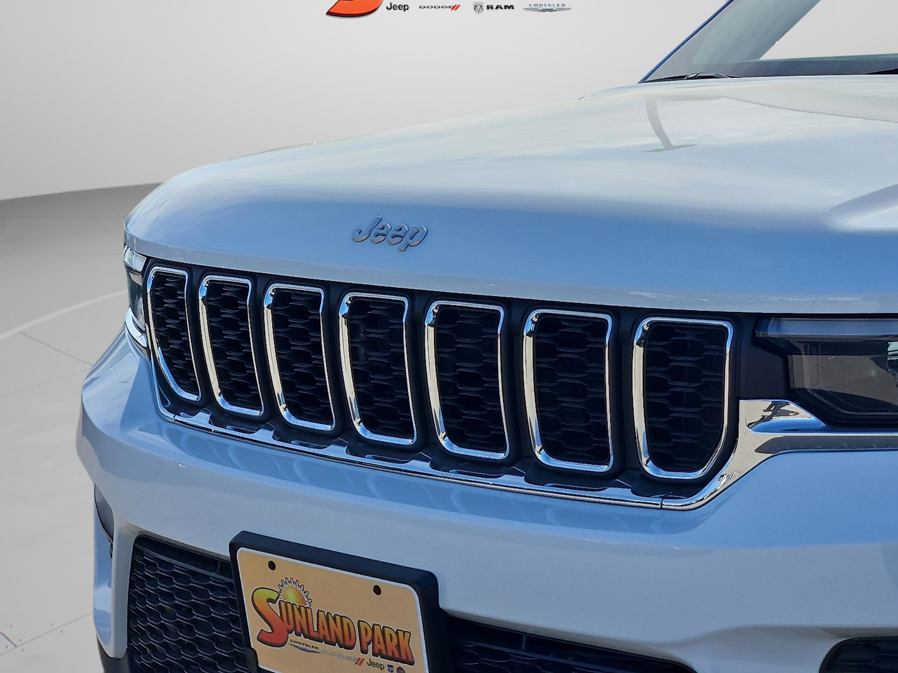 New 2025 Bright White Clear-Coat Exterior Paint Jeep Laredo image 7