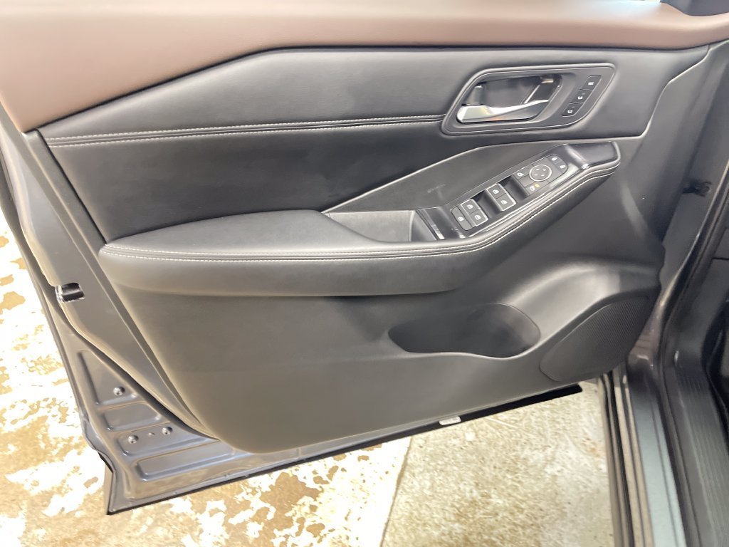 Used 2023  Nissan SL image 18