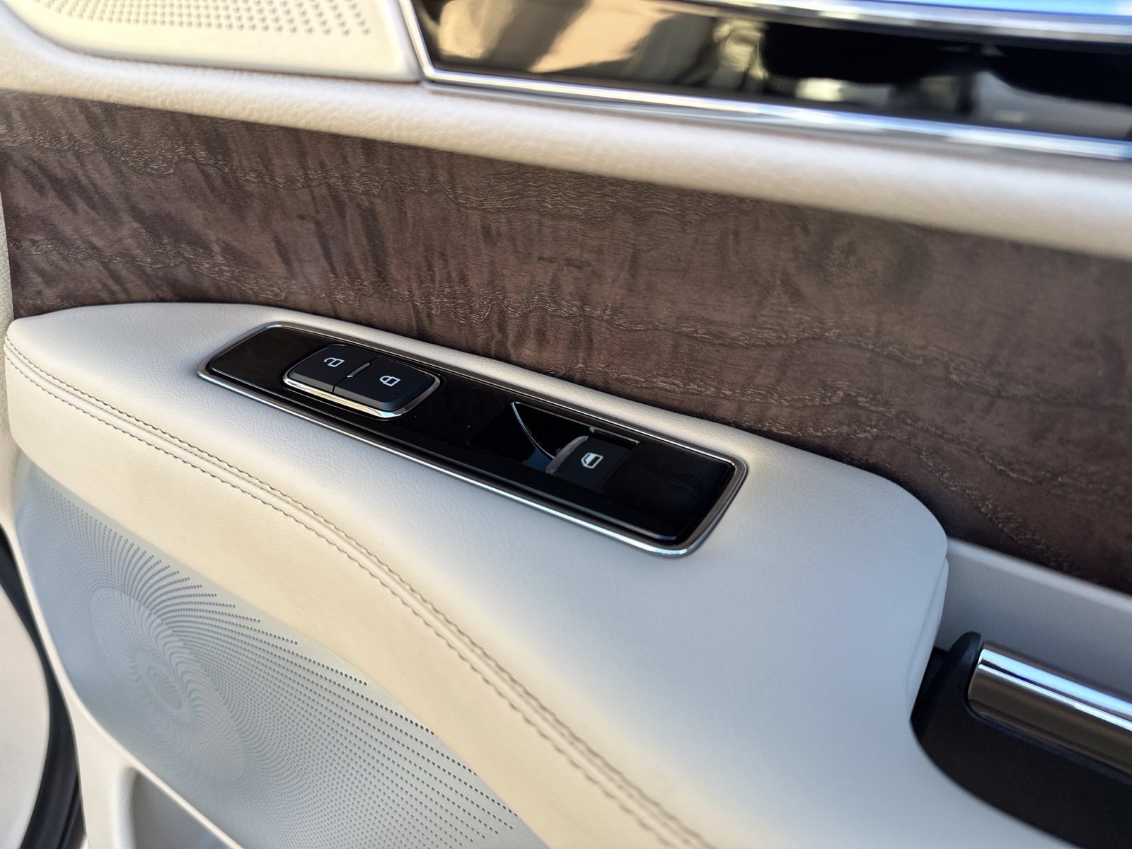 Used 2019 White Lincoln Reserve image 49