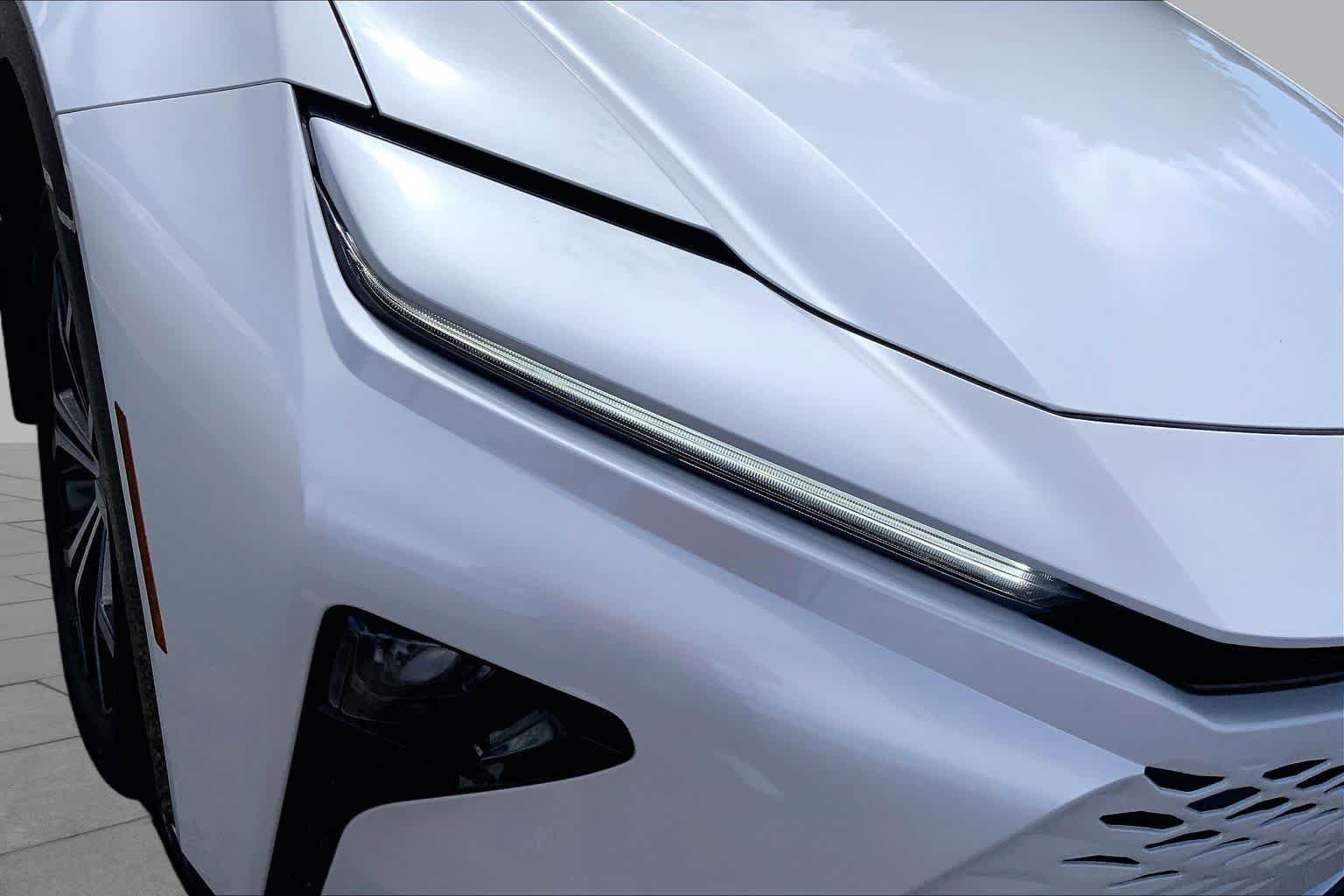 Used 2025 Oxygen White Toyota XLE image 26