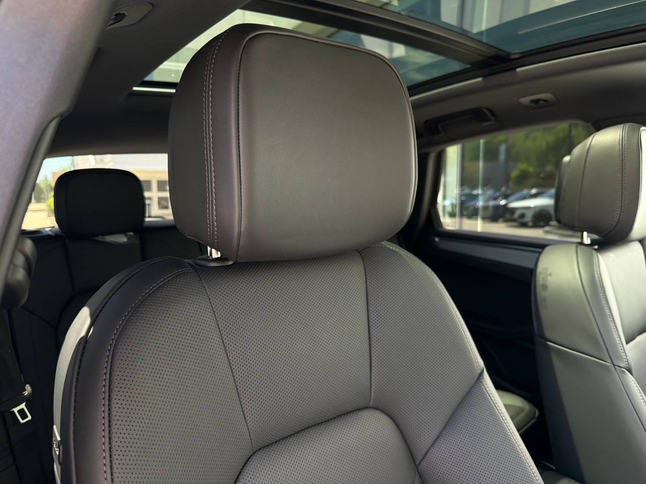 2026 Porsche Macan T - Photo 18