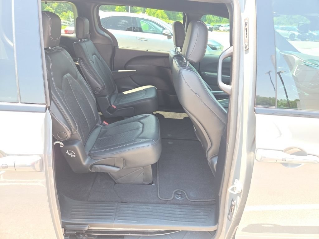 Used 2020 Ceramic Gray Clearcoat Chrysler Launch Edition image 24