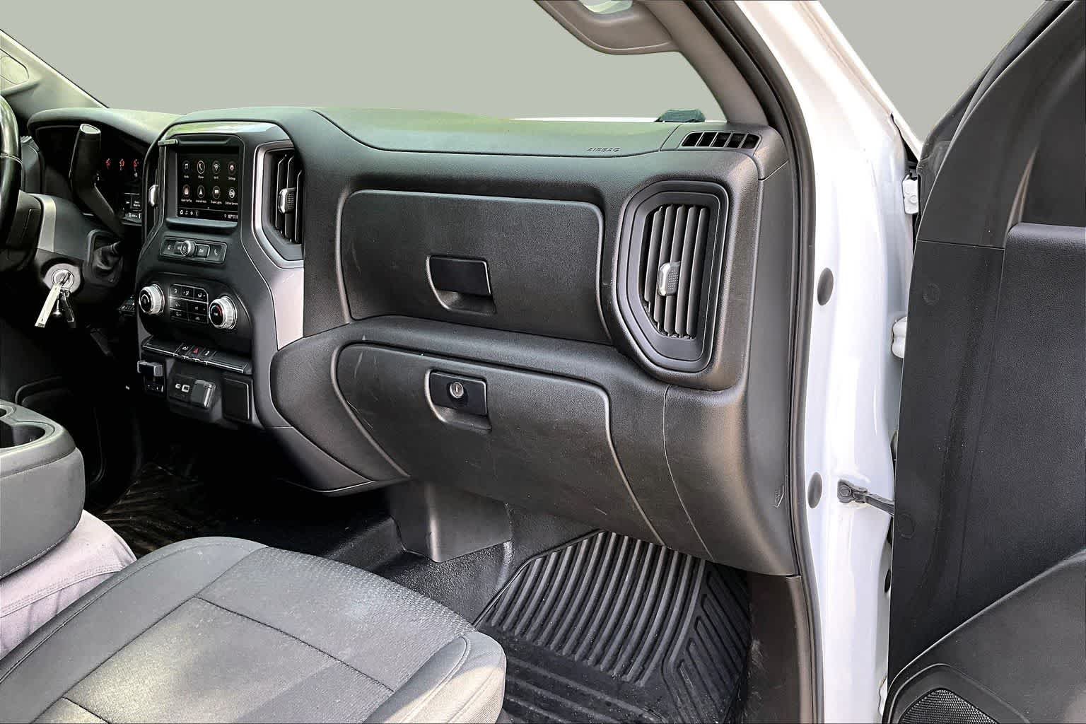 Used 2021 Summit White GMC  image 17