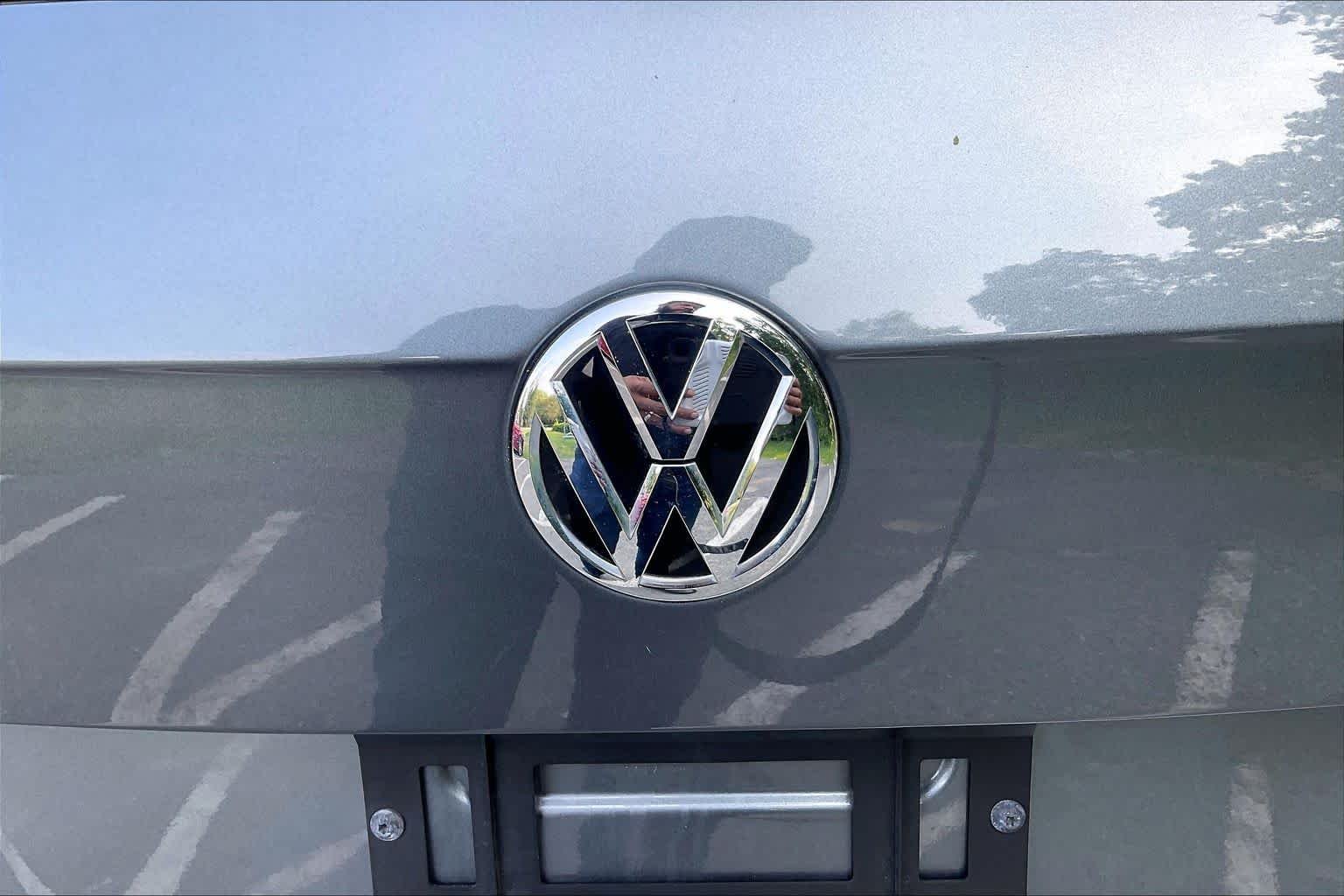 Used 2021 Platinum Gray Metallic Volkswagen SE image 32