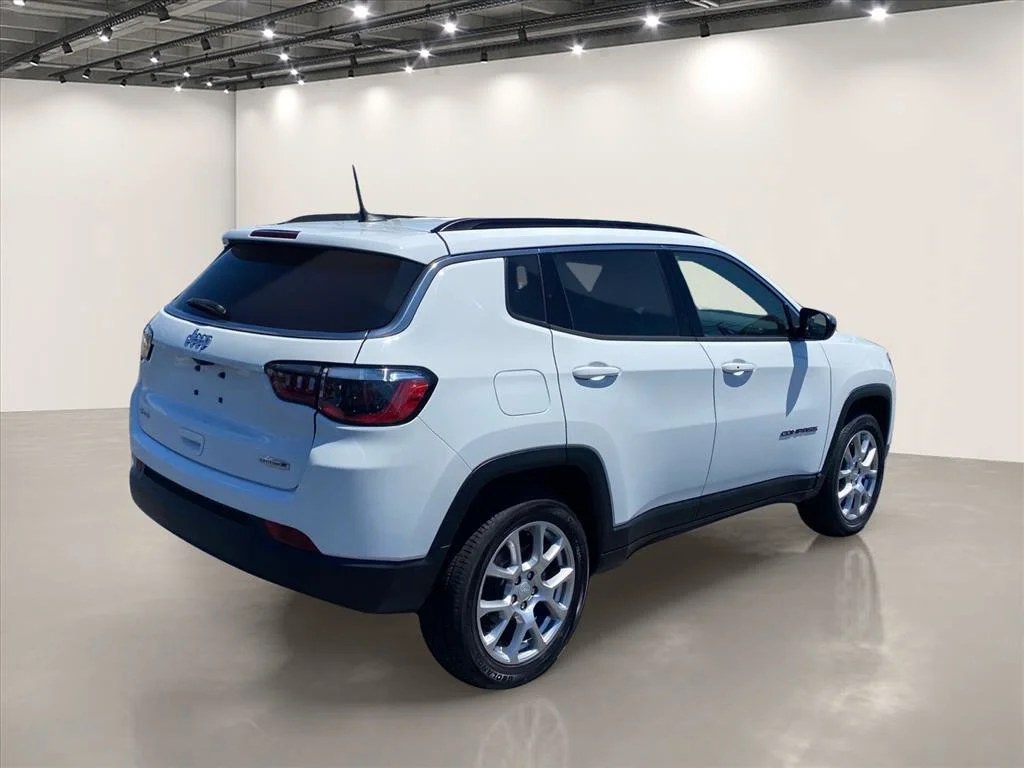 Used 2023 Bright White Clearcoat Jeep Latitude Lux image 7