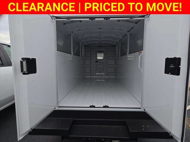 New 2025 Summit White Chevrolet 1WT image 20