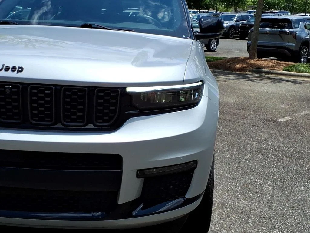 Certified Used 2023 Silver Jeep Summit image 28