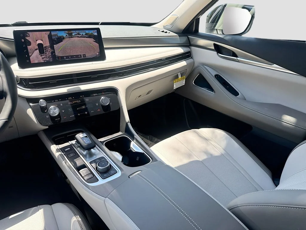 Used 2027 White INFINITI LUXE image 26