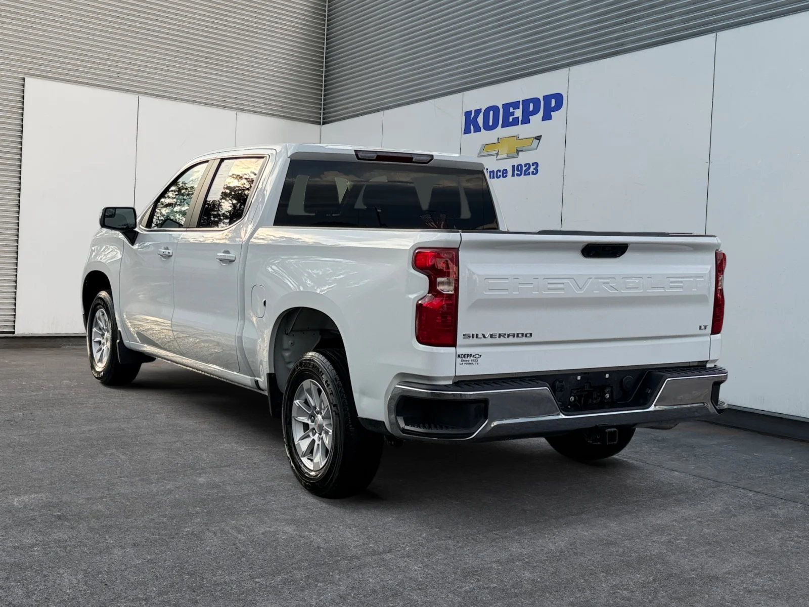 Used 2025 Summit White Chevrolet LT image 3
