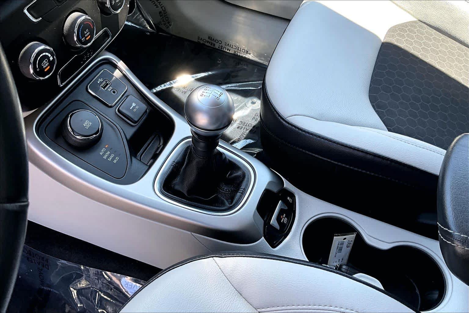 Used 2018 Laser Blue Pearlcoat Jeep Latitude image 16
