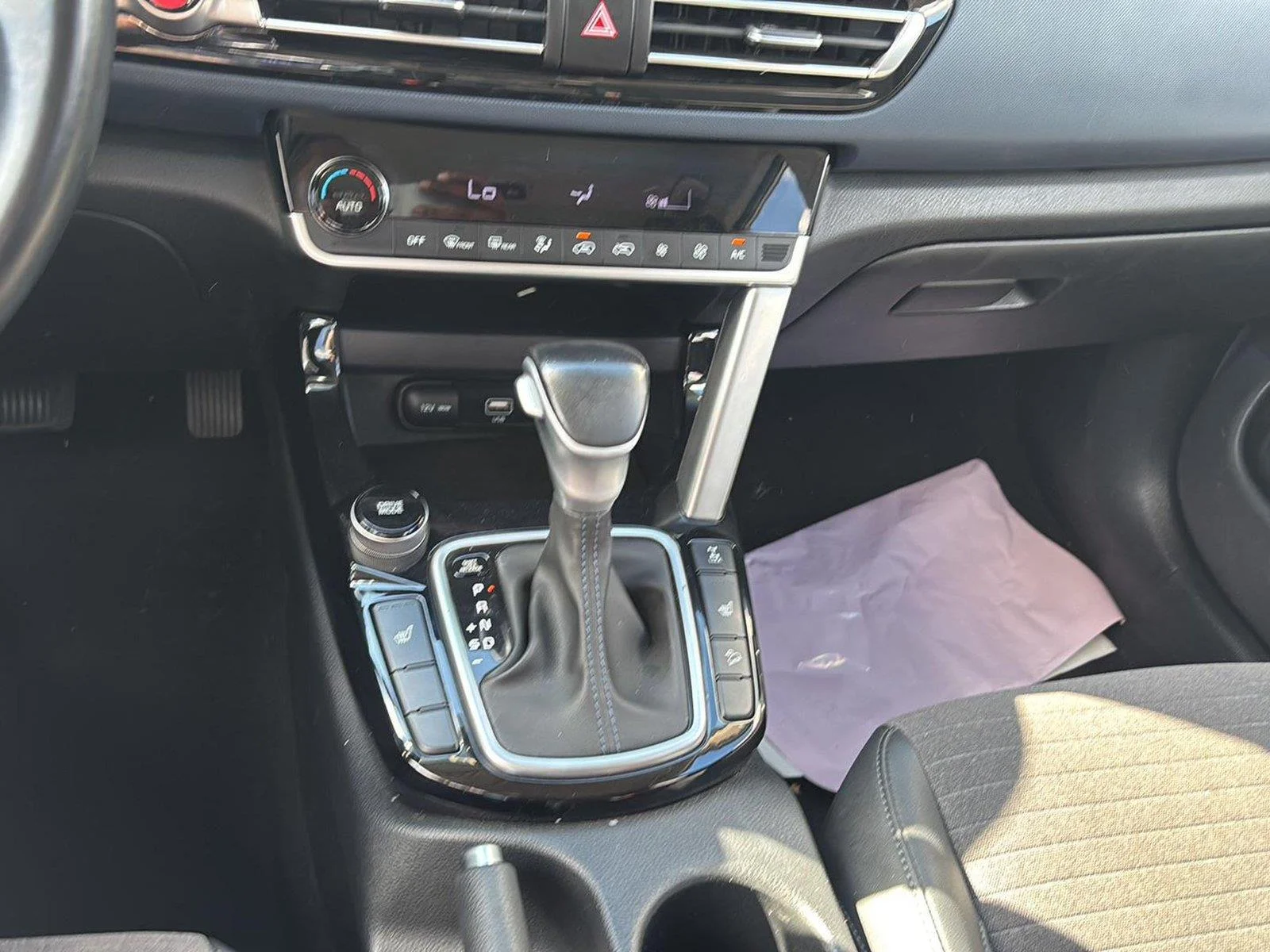 Used 2022 Clear White/Black Roof Kia Nightfall image 26