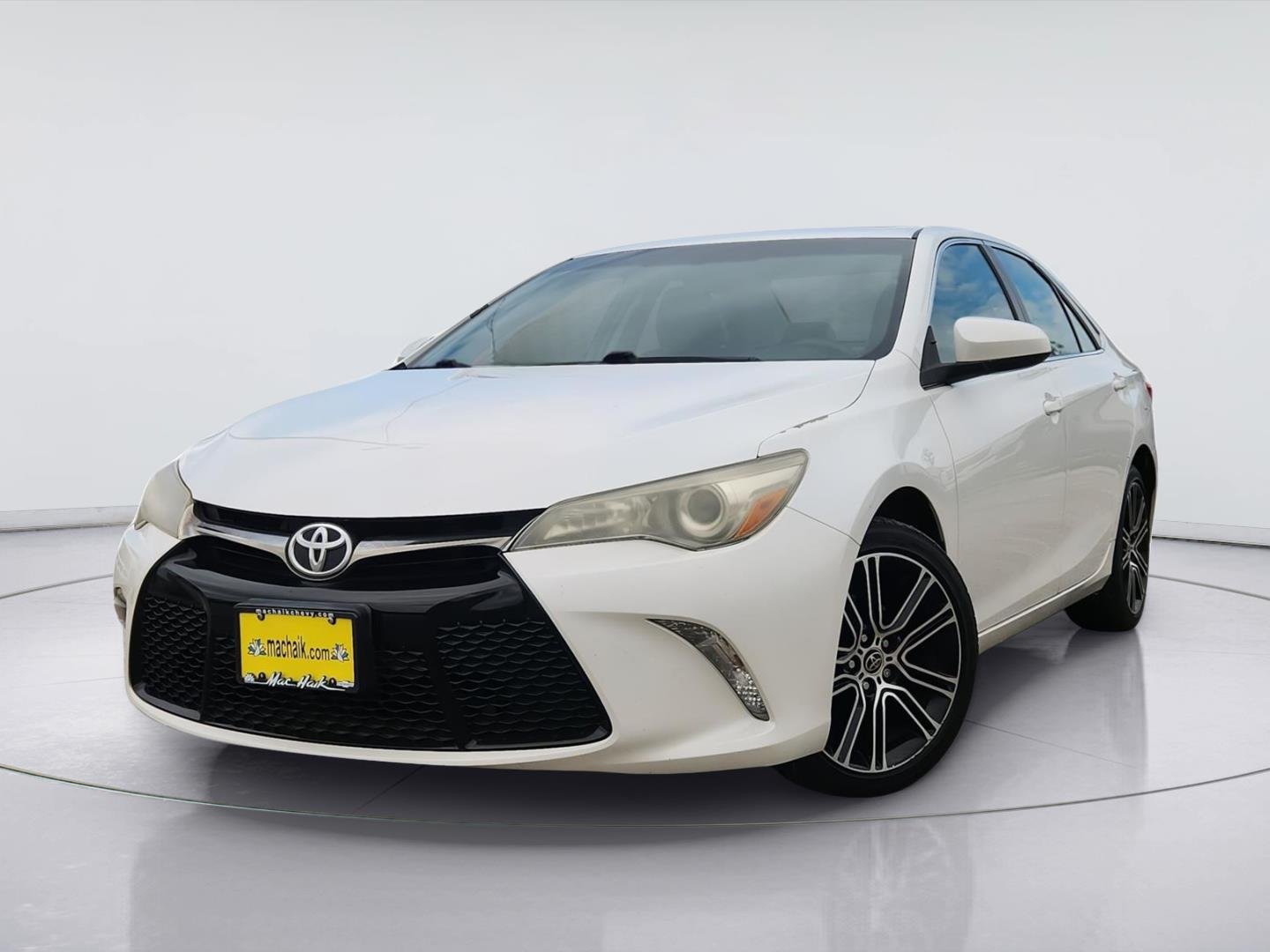 Used 2016 White Toyota XLE image 1