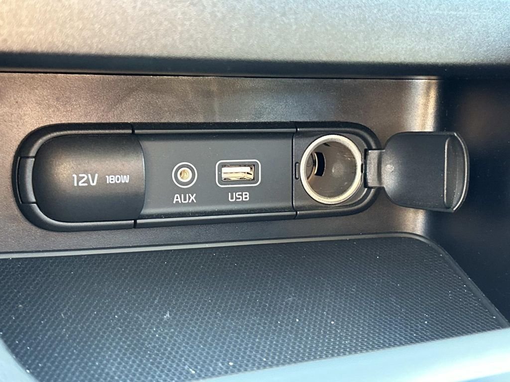 Used 2021 White Kia LXS image 22