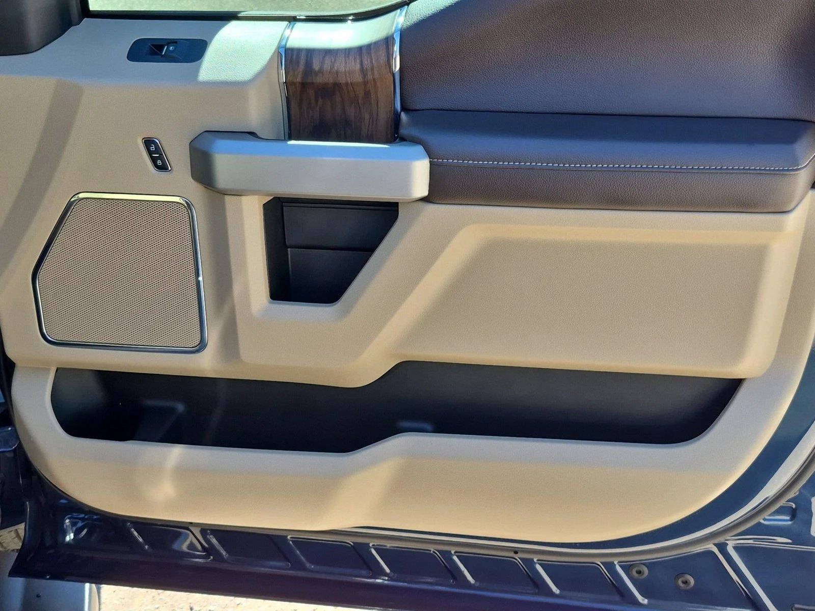 Used 2018 Blue Jeans Metallic Ford LARIAT image 35