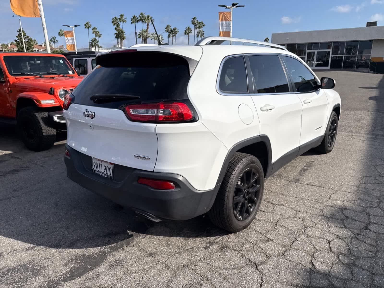Used 2018 Bright White Clearcoat Jeep Latitude image 10