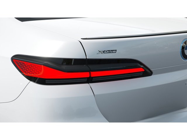 New 2026 Mineral White Metallic BMW 750e xDrive image 8