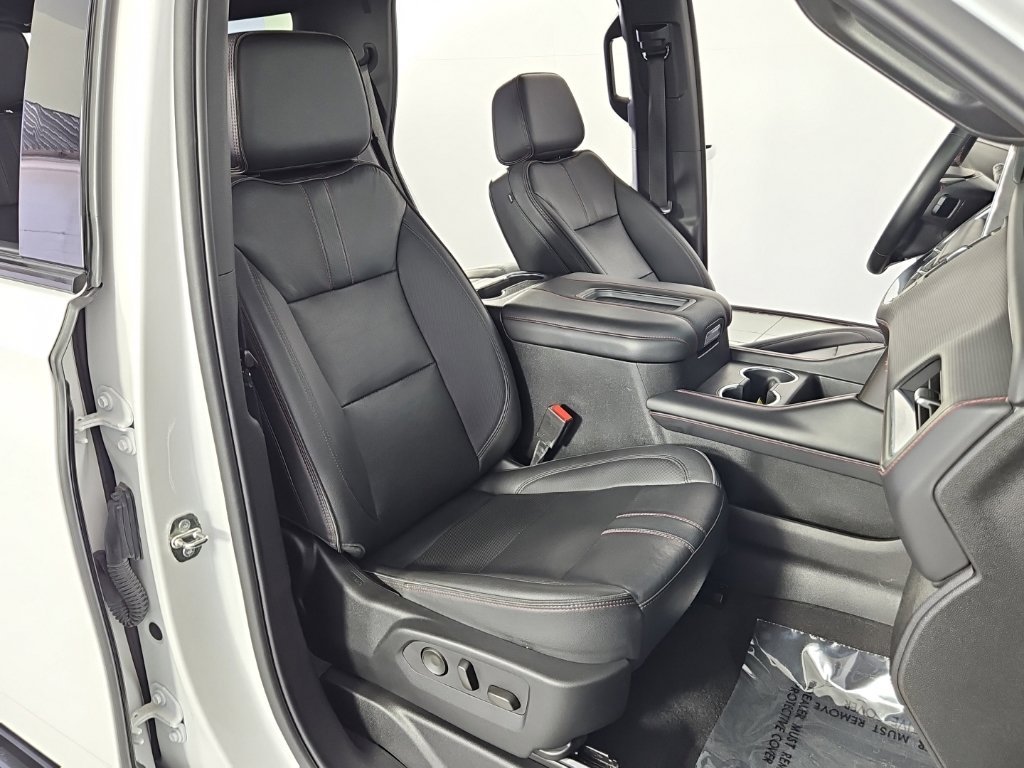 Used 2023 Pearl Chevrolet RST image 18